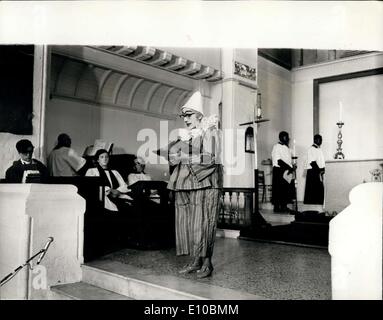 Mar 13, 1972 - Circus internazionale clown club servizio annuale. La foto mostra la donna clown Marga Marlow leggendo la lezione a ieri la XXVI edizione Circus internazionale Clown Club servizio alla Chiesa della Santa Trinità, Dalston, Londra. Foto Stock