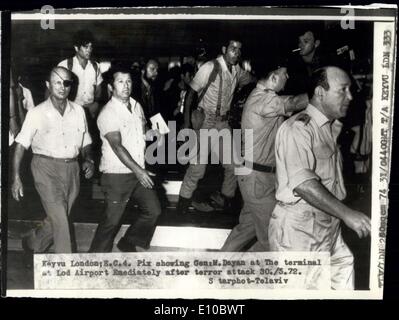 31 maggio 1972 - 26 vittime dell attentato terroristico all'Aeroporto di Tel Aviv: 26 persone sono state uccise e molte ferite quando tre terroristi giapponese sparò fucili automatici e Gettarono bombe a mano nel terminale all aeroporto di Lod, Tel Aviv la scorsa notte. La foto mostra l'Israele il Ministro della Difesa, Moshe Dayan (sinistra), in corrispondenza del terminale a aeroporto di Lod immediatamente dopo l'attacco terroristico. Foto Stock