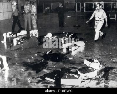 31 maggio 1972 - 26 vittime dell attentato terroristico all'Aeroporto di Tel Aviv: 26 persone sono state uccise e molte ferite quando tre terroristi giapponesi fucili automatici e Gettarono bombe a mano nel terminale all aeroporto di Lod, Tel Aviv, la notte scorsa. Mostra fotografica di scena presso il terminale al Signore, Aeroporto di Tel Aviv, dopo l'attacco terroristico. Foto Stock