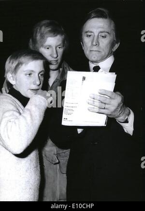 Apr. 04, 1972 - Hollywood-Star Kirk Douglas è la creazione di un filmato in Hamburg: una rapida visita Pietro e Eric (sinistra) stanno visitando il loro famoso padre, la stella di Hollywood Kirk Douglas. Egli è in piedi di fronte al filmcamera in Amburgo (Occidentale-germania). Il film chiamato ''un rispettabile uomo". La gioia di vedere il loro padre nuovamente, è stato davvero molto breve. I quattordici anni di Eric ha dovuto tornare a scuola di Boston/STATI UNITI D'AMERICA. Foto Stock