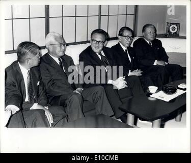 Giugno 11, 1972 - Il dottor Kissinger in Tokyo, visto con la ex ministri degli Esteri (da sinistra a destra), Kiichi Aichi, Fujiyama Aiichiro, Takeo Miki e Masayoshi Ohira. Foto Stock