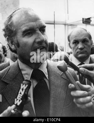 Il senatore GEORGE MCGOVERN, essendo intervistato dopo uno dei suoi 1972 elezioni presidenziali discorsi. Foto Stock