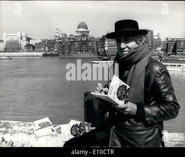 Apr. 04, 1972 - poeta Robert Graves a Londra: poeta Robert Graves è su una delle sue rare visite a Londra per domenica il concerto di gala nella Cattedrale di Southwark, a cui la poesia ha scritto per commemorare Shakespeare il compleanno di domenica verrà letta e che sarà assistito dal sig. Edward Heath. Un totale di 13 nuove poesie di illustri poeti per essere ascoltato domenica è appena stato pubblicato in edizione limitata di 100 copie numerate, sotto il titolo ''poesie di Shakespeare''. La foto mostra il poeta Robert Graves visto la firma di un copia di ''poesie di Shakespeare'' oggi a Londra. Foto Stock