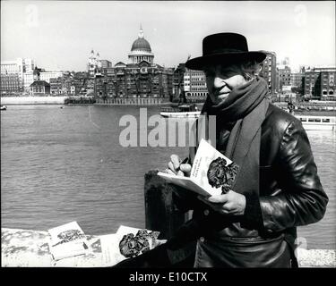 Apr. 04, 1972 - poeta Robert Graves a Londra. Poeta Robert Graves è uno di una delle sue rare visite a Londra per domenica il concerto di gala nella Cattedrale di Southwark, a cui la poesia ha scritto per commemorare Shakespeare il compleanno di domenica verrà letta e che sarà assistito dal sig. Edward Heath. Un totale di 13 nuove poesie di illustri poeti per essere ascoltato domenica è appena stato pubblicato in edizione limitata di 100 copie numerate, sotto il titolo ''poesie di Shakespeare''. Keystone Foto Mostra: poeta Robert Graves visto la firma di un copia di ''poesie di Shakespeare'' oggi a Londra. Foto Stock