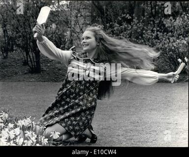 Apr. 04, 1972 - Alice ruolo per Fiona Fiona Fullerton, 15, felicemente guarda nello specchio a Londra ieri dopo l'annuncio che lei è di giocare il ruolo poco in Josef Shaftel del film ''Alice nel Paese delle Meraviglie " un allievo a Elmhurst Ballet School, Camberley, Surrey, lei ha già fatto la sua comparsa in due film ''Run Wild Run Free'' e ''Nicholas ed Alexandra' Foto Stock