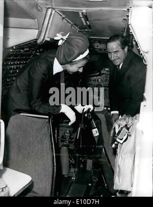 Lug. 07, 1972 - Princess Anne visiti la Concorde. Princess Anne visto all'estero la Concorde 002 all'aeroporto di Heathrow, che ha visitato con la regina di ieri. Mostra la principessa i controlli è Brian Trubshaw British Aircraft Corporation direttore della prova di volo. Concorde era in esposizione al pubblico in seguito al ritorno dal suo mondo tour di vendita. Foto Stock