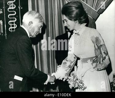 Lug. 07, 1972 - Princess Anne incontra il titolare di VC e Bar: Princess Anne, ospite d'onore di ieri sera cena reunion della Victoria Cross e George Cross Association presso il Cafe Royal, Londra, incontra il capitano Charles Upham, una nuova Zelanda Allevatore ovino e JP chi è il titolare del VC (1941) e la barra a VC (1943). Ha ricevuto il suo Awards per il servizio durante la Seconda Guerra Mondiale quando egli è stato anche menzionato nelle spedizioni. Foto Stock