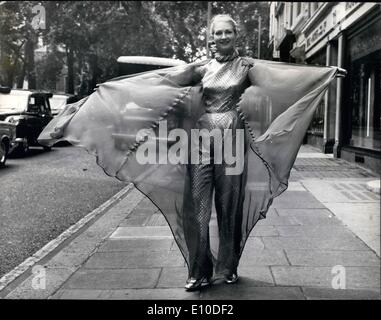 Lug. 07, 1972 - l'Hartnell Collezione Haute Couture per la collezione Autunno 1972 mostra oggi a Londra. La foto mostra il modello Jane indossa ''terribile Turk'', una serata pantaloni adatti in turchese e viola zoppo velato di violetta chiffon, uno della raccolta mostrato oggi a Londra. Foto Stock