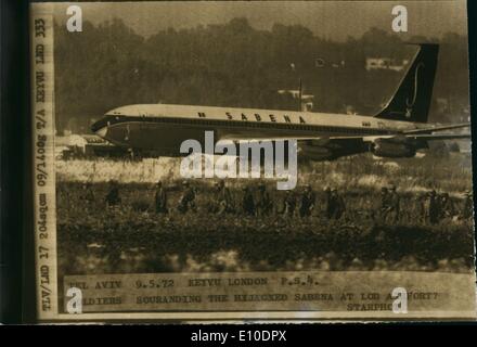 Maggio 05, 1972 - Due Boeing hijacker ucciso: tutti i 100 passeggeri sul Hi-jacked Boeing 707 della Sabena aereo di linea sono safe-dopo due dei dirottatori era stato ucciso oggi due altri feriti. Il getto è stato sequestrato la scorsa notte da quattro Arabi, armati di pistole e granate dopo aver lasciato Vienna, un punto di arresto su un volo da Bruxelles a Tel Aviv. La foto mostra questa immagine appena ricevuto dalla radio, mostra i soldati che circonda l'aereo sequestrato all aeroporto di Lod Tel Aviv. Foto Stock