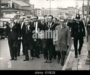 Maggio 05, 1972 - nuovamente a Londra - questa volta in treno. Raffigurato su un marzo a Downing Street con altri 38 nord - est leader civico in segno di protesta contro la disoccupazione era Ald. Paddy Scullion (secondo da sinistra, anteriore) , 73, che hanno preso parte al 1936 la fame marzo da Jarrow a Londra. Ma ieri in marzo, giunse a Bondon in treno. Foto Stock