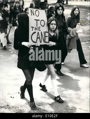 Maggio 05, 1972 - scolari su una giornata di sciopero prendere parte alla manifestazione di protesta al di fuori della County Hall.: Il potere-allievo scolari chiamato per una giornata di sciopero oggi da circa 70 scuole di Londra. I militanti chiedono la soppressione delle uniformi scolastiche - un divieto di originari e la detenzione. Molti degli allievi radunati fuori County Hall foto mostra due scolari che trasportano un banner recanti la dicitura ''No per la canna da zucchero'' in Hyde Park di oggi. Foto Stock