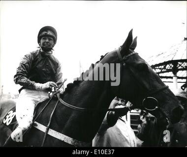 Maggio 05, 1972 - Donna piloti competere in una corsa di cavalli a Kempton Park per la prima volta in Gran Bretagna : oggi la storia è stata fatta quando Foto Stock