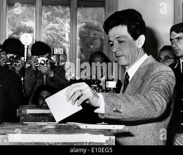 Leader comunista Enrico Berlinguer esprime un voto Foto Stock