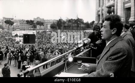 Leader comunista Enrico Berlinguer parla alla folla Foto Stock