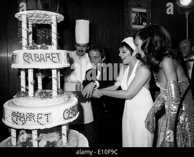 Il cantante Liza Minnelli tagli torta al Cabaret premiere Foto Stock