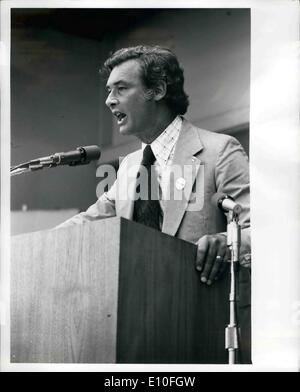 Sett. 09, 1972 - La California è stato il leader della maggioranza del Senato George Moscone D-Col. di San Francisco introducendo il sig. governare per la Giornata del Lavoro folla. Il senatore Goerge McGovern ha fatto la sua prima apparizione in California dal suo giugno vittoria primario, al paese di Alameda Labor Day Picnic, Pleasanton Fairgrounds, lunedì 4 settembre 1972. Foto Stock