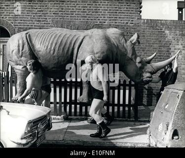 Ottobre 10, 1972 - Non quello che sembra: se questo fosse stato un vero; live rinoceronte, sarebbe stato al di là delle capacità di questi quattro lottatori forte da trasportare. È infatti uno dei 3.000 animali imbalsamati che stanno per essere vendute all'asta dal grande British Natural History Company. Foto Stock