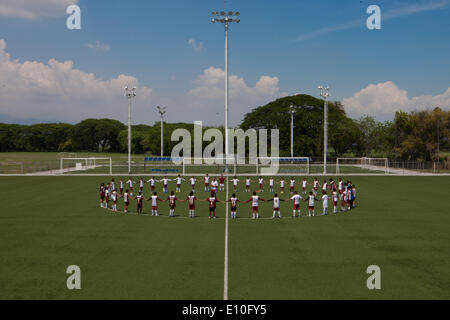 (140520) -- VALENCIA, 21 maggio 2014 (Xinhua) -- Immagine presa il 17 Maggio 2014 mostra i bambini che appartengono a una delle undici sedi della scuola calcio "Juan Arango' Foundation prendendo parte ad un corso di formazione in Valencia, Carabobo stato, Venezuela. La Fondazione cerca di catturare, promuovere e incoraggiare la pratica del calcio tra i bambini più piccoli. (Xinhua/Carlos Ramirez) (da) (rt) Foto Stock