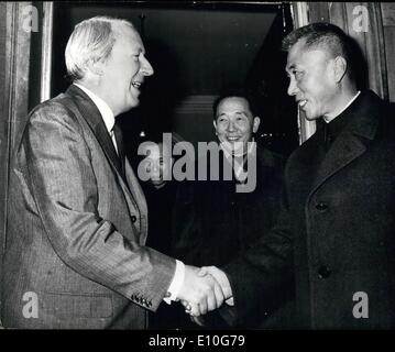 Gen 01, 1973 - ministro cinese vede il sig. Heath. Il sig. Pai Hsiang-kuo, il commercio estero cinese è ministro, si lasciano del sig. Edward Heath dopo la sua visita al primo ministro al n. 10 Downing street la scorsa notte. Nel centro è l'ambasciatore cinese , il sig. cantato chih-kuang. Foto Stock