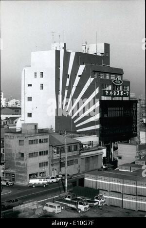 Gen 01, 1973 - Rising Sun bandiera su edificio pubblico provoca sconvolto. Il proprietario di un edifici di Tokyo è sotto il fuoco dal pubblico per la verniciatura di un enorme imperiale giapponese Bandiera della Marina come una parete decorazione. L'edificio di proprietà di un sporting goods maker si trova a Tokyo 's Sumide ward ha detto che come la ditta si chiama :''Asahiya'' che significa Rising Sun hanno pensato che fosse una buona idea per dipingere la bandiera. Grazie per i commenti possono dipingere di colore rosso scuro. Foto Stock