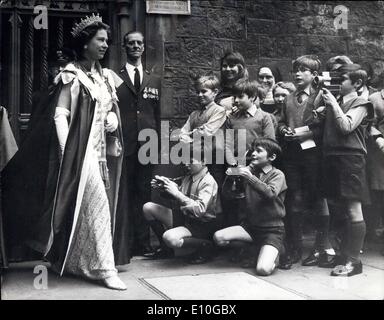 Ottobre 27, 1972 - Shoolboys' 'Scoop': H.M. La regina indossa un cortese sorriso quando un gruppo di giovani ragazzi di età compresa tra otto e dieci anni - appartenenti al coro della scuola di Westminster Abbey, erano a portata di mano per fotografarla come ha lasciato l'Abbazia ieri, dopo il servizio di installazione dell'ordine del bagno, in cui West Presidente tedesco, Gustav Heinemann, è stato installato come un membro dell'ordine. Foto Stock