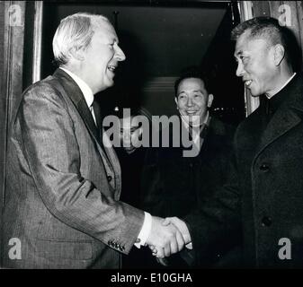 Gen 01, 1973 - ministro cinese vede il sig. Heath. Il sig. Heiang Pai-kuo, il commercio estero cinese è ministro, si lasciano del sig. Edward Heath dopo la sua visita al primo ministro al n. 10 , a Downing street la scorsa notte. Nel centro è l'ambasciatore cinese, Mr.cantato chih-Kuang. Foto Stock