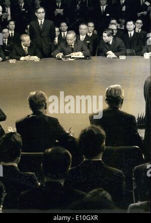 Gen 28, 1973 - sabato gennaio 27th, i rappresentanti delle quattro partecipanti alla conferenza di Parigi ha firmato l accordo per fermare la guerra e a ristabilire la pace in Vietnam presso il Centro Internazionale delle Conferenze sulla Avenue Kleber. Il sig. Nguyen Duy Trinh, Vietnam del Nord del ministro degli Affari Esteri (attraverso) e il sig. Rogers il Segretario di Stato americano (spalle) sono illustrati durante la firma. Foto Stock