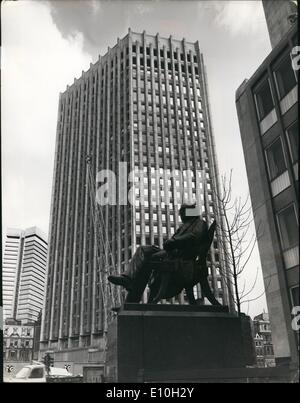 Nov. 11, 1972 - Queen apre una nuova Borsa di Londra Edificio: Vista della nuova Borsa di Londra edificio nella città di Londra, whchi è stata aperta la scorsa notte da. H.M. La regina. I costi di costruzione e di circa 13 milioni di sterline, ed è dovuto per il completamento verso le estremità del 1973 Statua di philottropist americano George Reabody in primo piano Foto Stock