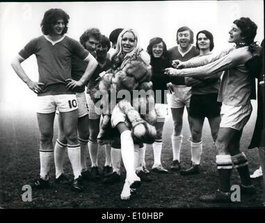 Febbraio 02, 1973 - Adrienne Posta inaugura la BBC Panto partita di calcio: Adrienne Posta, bella bionda stella del Babà in legno " la pantomima di Palladio, ieri scambiato il suo ruolo di cameriera Marion per diventare il calciatore quando ha dato dei calci a fuori la corrispondenza tra il personale di pantomima e BBC TV' s Caratteristiche generali team. Mostra fotografica di Adrienne Posta, ben confezionato in pelliccia, kiks off per l'inizio della partita. Foto Stock