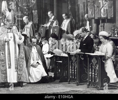 Elisabetta II e il Principe Filippo in chiesa su anniversario Foto Stock