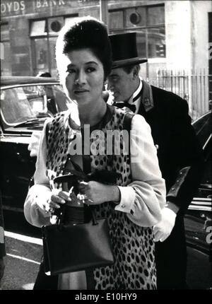 Il 12 Dic. 1972 - La moglie del presidente delle Filippine è pugnalato; la signora Imelda Marcos, moglie del presidente filippino Ferdinand Foto Stock