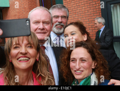 Sinn Fein è Martin McGuinness imposta selfie con Party Leader Gerry Adams, Martina Anderson Lynn Boylan & Mary Lou McDonald a Foto Stock