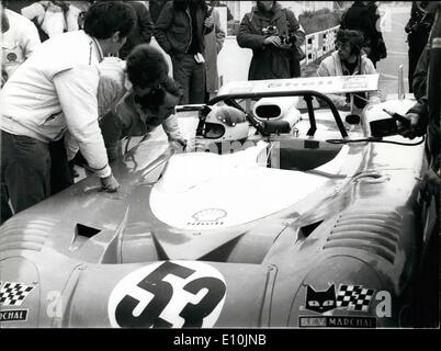 Apr. 04, 1973 - Guida di un Matra-Simca, francese Jean-Pierre Beltoise ha guidato a una velocità mai prima ottenuta sul nuovo La Sarthe racetrack durante la prova preliminare di unità per il ''24 Heures du Mans'' che si terrà il 9 giugno e 10th. Uomo con giardino spruzzatore ad Foto Stock