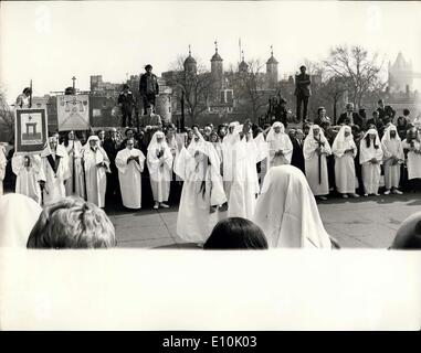 Mar 20, 1973 - equinozio di primavera a Tower Hill. La cerimonia annuale del ''Spring Equinox'' è stato celebrato oggi dai rappresentanti degli uliveti della antica Druid ordine, alla pietra-giardino pavimentato accanto alla chiesa All-Hallows, Tower Hill. Keystone Mostra fotografica di:- Vista generale della odierna cerimonia in corso, che mostra la Torre di Londra in background. Foto Stock