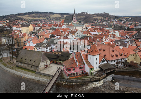 Vista con il paesino medievale di Cesky Krumlov e il fiume Moldava, situato nella regione della Boemia del Sud nella Repubblica Ceca. Foto Stock