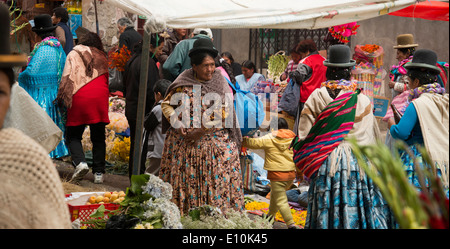 La donna boliviana Cholitas o a un mercato dei fiori a La Paz, in Bolivia. Foto Stock