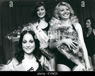 05 maggio 1973 - ''Miss Svizzera 1973'':Ginevra nightclib del ''Maxim's" è stato l'arena, dove i 14 candidati per ''Miss Suisse'' si sono presentati ai giudici gravi. Il verdetto: ''Miss Suisse'' Barbara Schottli, 19 anni, da Losanna, studente (sinistra); seconda e ''Miss Nationale" Nicole Durussel, da Losanna, 19, Taylor; e il terzo la bionda Doris Jakob, 24, manichino, da Ginevra (a destra) Foto Stock