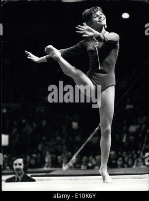 05 maggio 1973 - I ginnasti sovietica dare display a Earls Court: sovietica team di ginnastica, ora a Londra, la notte scorsa ha dato il primo Foto Stock