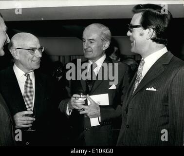 05 maggio 1973 - British Leyland Pranzo a Londra. Signore Stokes, presidente della British Leyland è stata oggi annunciando un massiccio programma di investimenti; a un pranzo a Londra per celebrare British Leyland di quinta birhtday. La foto mostra il British Leyland capi a oggi il pranzo. (L. per R.): Signore Stoke, Presidente; il sig. Giovanni barbiere, Direttore Finanziario e il sig. George Turnbull, Vice Managing Director. Foto Stock