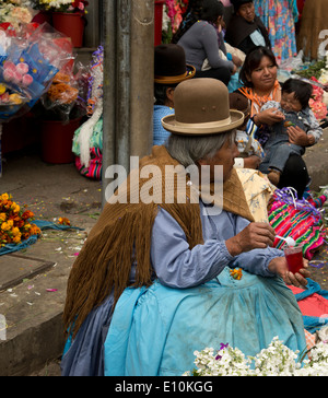 Donna boliviana o Cholita mangiare Jelly presso un mercato dei fiori a La Paz, in Bolivia. Foto Stock