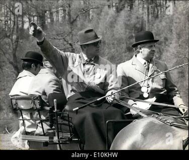 Apr. 04, 1973 - Il Principe Filippo gareggia nel Lother due -giorno cavallo prove di guida: il Principe Filippo ha guidato la regina della scuderia di purosangue Cleveland baie quando ha gareggiato nella Lother cavallo di due giorni di prove di guida, vicino a Penrith, questo fine settimana. La foto mostra il Principe Filippo il pilotaggio del Queen's team di Cleveland baie durante le prove di questo fine settimana. Foto Stock