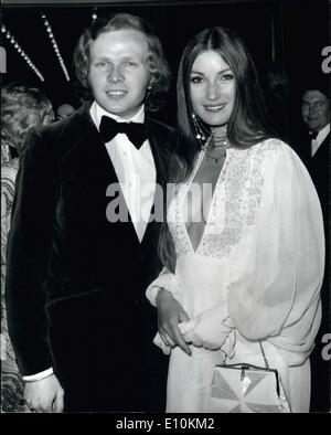 Lug. 07, 1973 - La Premiere del nuovo film di James Bond film ''vivi e lascia morire'': Princess Anne la notte scorsa hanno partecipato al royal premiere del nuovo film di James Bond film ''vivi e lascia morire", a l'Odeon. Leicester Square. Stelle della pellicola sono Roger Moore e Jane Seymour. La foto mostra l'attrice Jane Seymour, che co-stars nella pellicola, visto arrivare con il marito, Michael Attenborough. Foto Stock