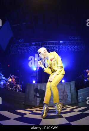 19 maggio 2014 - Norfolk, Virginia, Stati Uniti - Cantante TYLER GLENN di American rock band 'Neon Trees' esegue durante la loro psicologia Pop Tour 14 al NORVA. (Credito Immagine: © Jeff Moore/ZUMA filo/ZUMAPRESS.com) Foto Stock