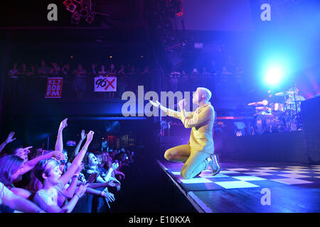 19 maggio 2014 - Norfolk, Virginia, Stati Uniti - Cantante TYLER GLENN di American rock band 'Neon Trees' esegue durante la loro psicologia Pop Tour 14 al NORVA. (Credito Immagine: © Jeff Moore/ZUMA filo/ZUMAPRESS.com) Foto Stock