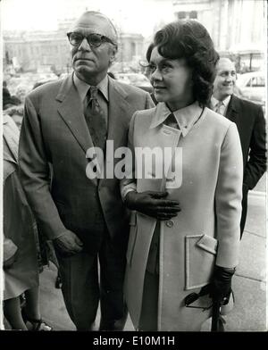 25 maggio 1973 - memoriale di servizio per Sir Noel Coward. La foto mostra il Signore e la signora Olivier nella foto che arrivano a San Martin-in-the-Fields ieri a partecipare al memoriale di servizio per il ritardo di Sir Noel Coward, che ha visto la partecipazione di molti personaggi famosi, per la maggior parte dal teatro. Foto Stock