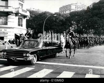 Giugno 06, 1973 - Cuba il nuovo Ambasciatore sul modo per la Casa Rosada: Argentina del governo del popolo guidato dal Presidente Campora invitati a Cuba di ristabilire relazioni diplomatiche e Cuba era felice. Qui è una scena ripresa a Buenos Aires, Argentina, Giugno 29th, 1973 mostra Aragones Navarro al Gov. Il tubo flessibile accompagnata dalla tradizionale ''granaderos un caballo'', per presentare le credenziali. Foto Stock