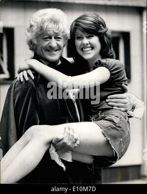 Giugno 06, 1973 - Nuovo Assistente per il Dottor Chi. 25 enne Elisabeth Sladen sarà il dott. chi è nuovo assistente quando Jon Pertwee ritorna nella nuova serie nei primi mesi del prossimo anno. Lei suonerà a Sarah Jane Smith, un brillante giovane giornalista su una donna della rivista, che unisce il medico nelle sue avventure. Elisabeth ha precedentemente apparso in una serie di popolari programmi televisivi tra cui "Z Cars', 'Doomwatch' e 'Coronation Street'. Il lavoro sul nuovo 'Dr. Chi" serie inizierà nel mese di settembre. Keystone Foto Mostra: Elisabeth Sladen nella foto con John Pertwee, oggi presso il centro televisivo della BBC, Wood Lane. Foto Stock