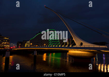 Samuel Beckett Bridge, convenzione di Dublino centro illuminata di notte, Dublino Repubblica di Irlanda, Europa. 02.05.2014 Foto Stock