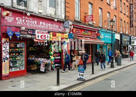 Nei piccoli negozi di Talbot Street, la vendita di una grande varietà di prodotti, Dublino Repubblica di Irlanda, Europa. - 02.05.2014 Foto Stock