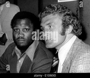 Boxer Joe Bugner e Joe Frazier frequentare la conferenza stampa Foto Stock